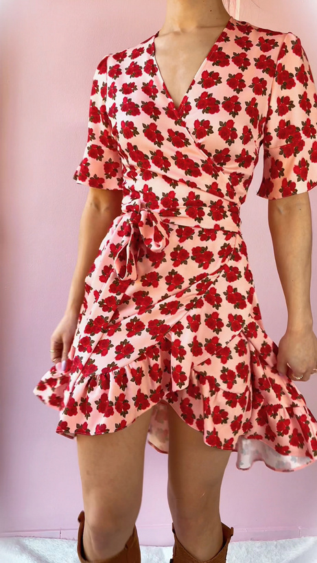 Kopertowa sukienka mini w kwiaty